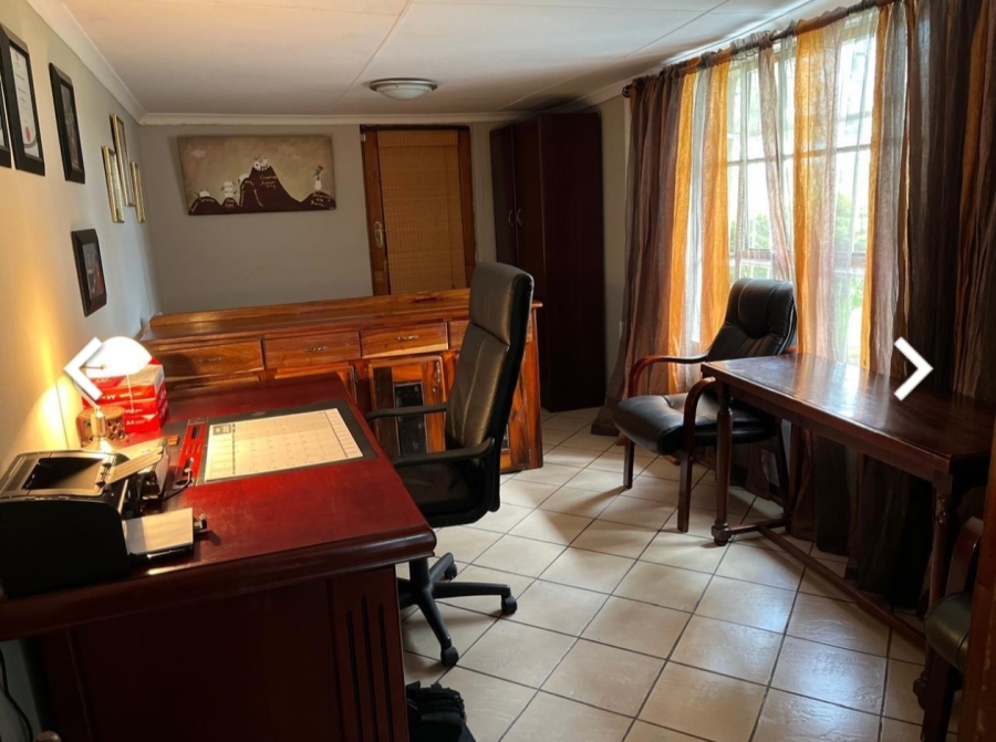 6 Bedroom Property for Sale in Lindequesdrif North West